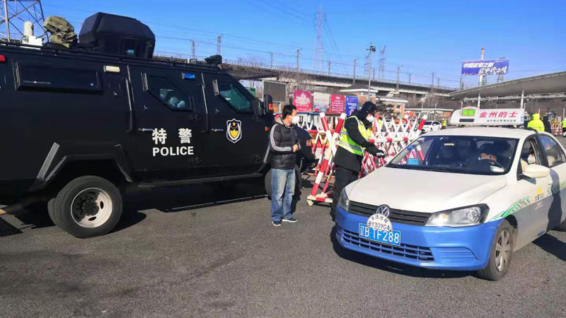 本報(bào)記者和馬軍疏導(dǎo)過(guò)往車(chē)輛