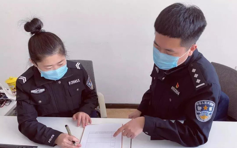 郝漢(右一)在布置工作