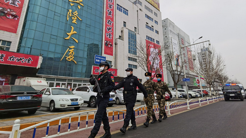 于海洋（左一）