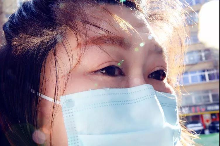 望著父親的背影，女兒眼里全是淚水