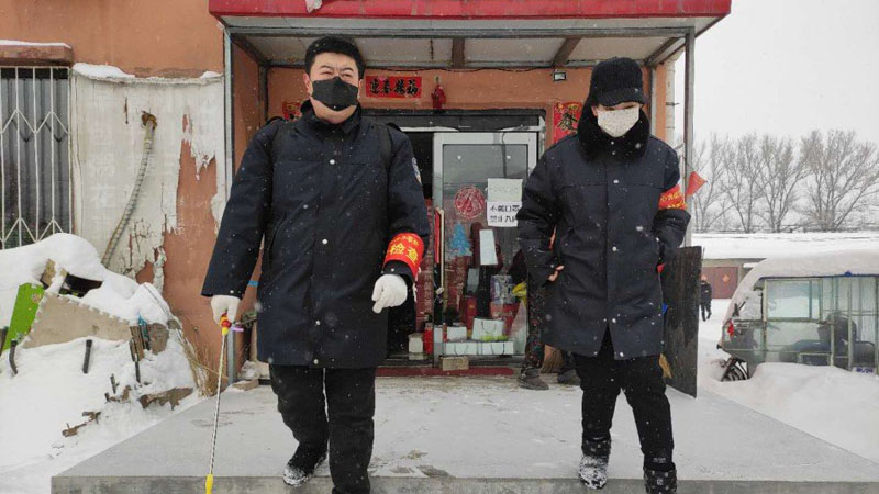 王立雪（右）在風(fēng)雪中走訪(fǎng)