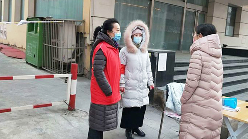 社區(qū)封閉管理后翟偉（左一）向居民進(jìn)行講解