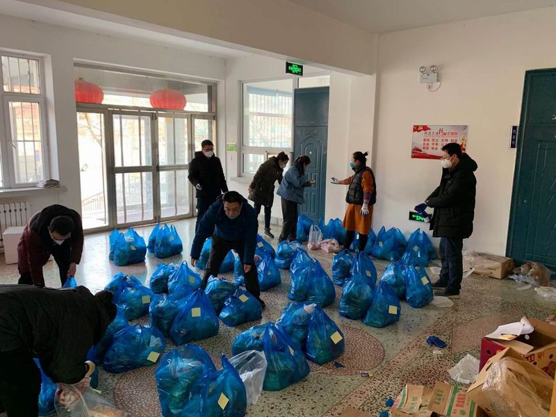 打包整理生活物資準(zhǔn)備派送到隔離家庭