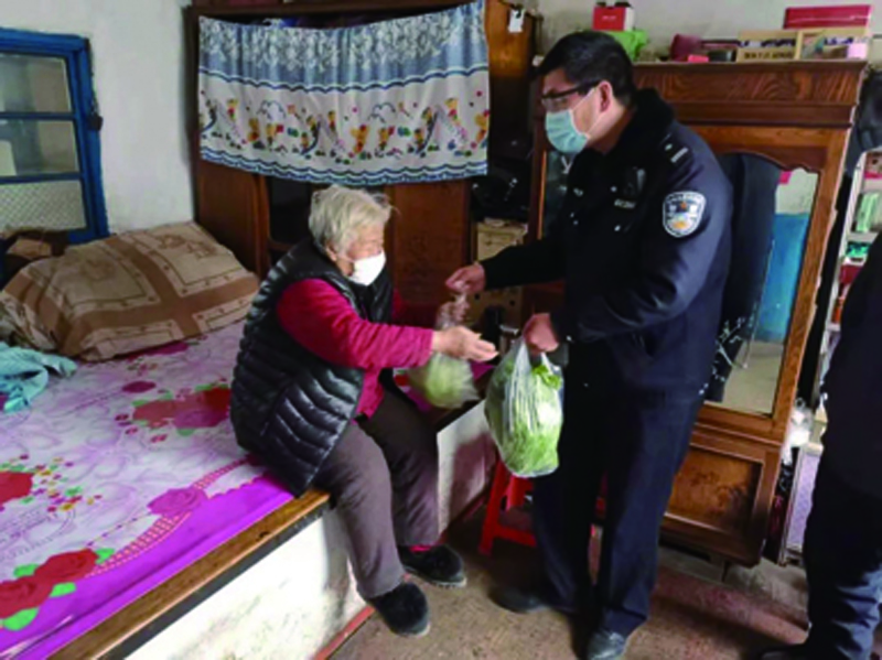 孫敬東時(shí)常給王大娘送菜