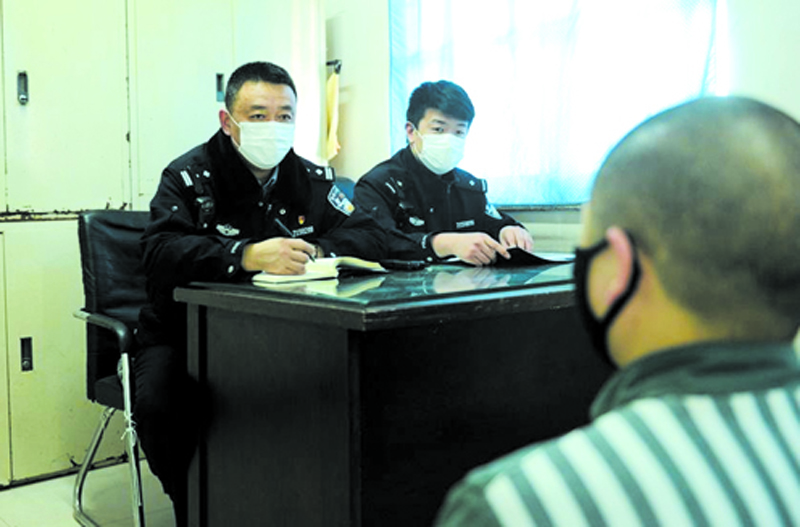 牛寶金(左一)與服刑人員談話