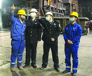 霍擁軍(右二)正在走訪企業(yè)