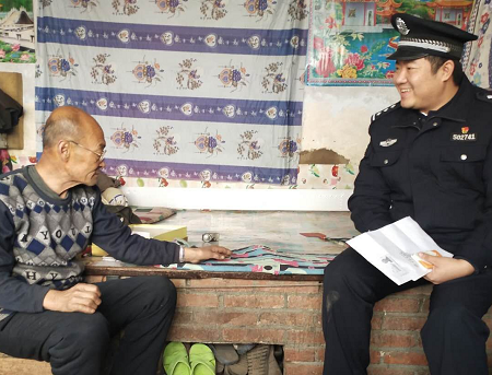 欒華鐳(右)在村民中進(jìn)行走訪