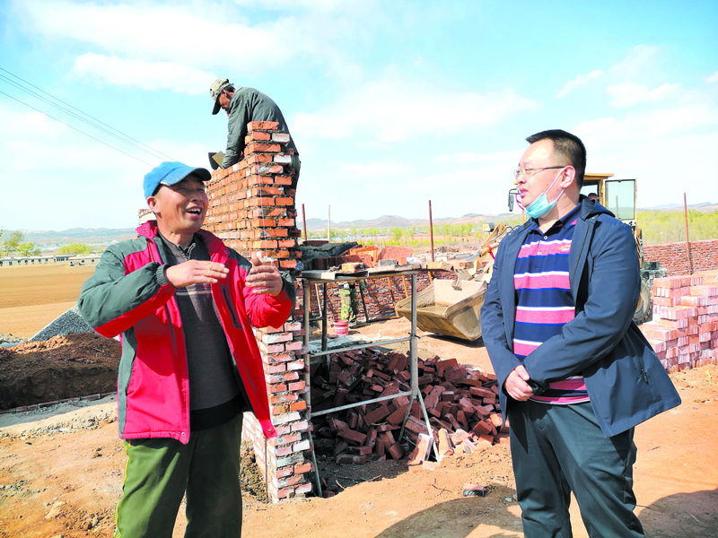 配文1:王洪冠為笨豬養(yǎng)殖戶劉剛“指點迷津”