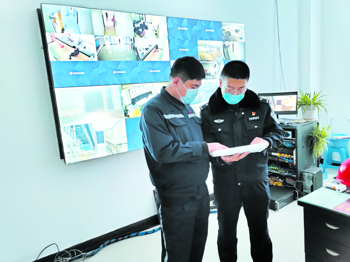 董帥(右)在企業(yè)指導(dǎo)抗疫工作