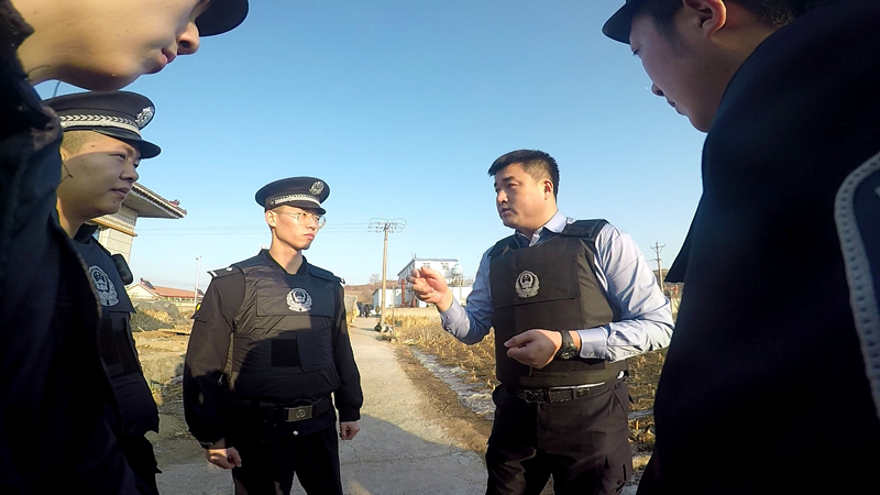 許大松(右二)向民警布置抓捕任務(wù)