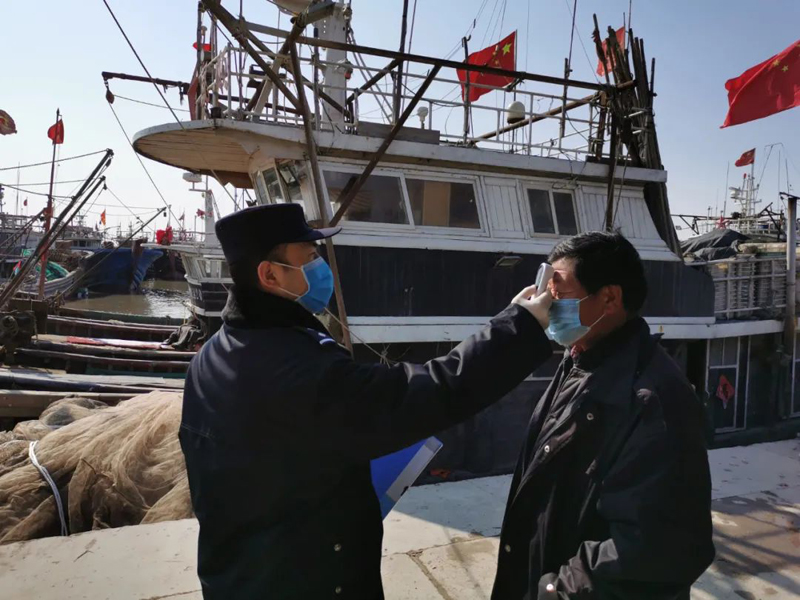 劉海對(duì)長山寺內(nèi)漁民進(jìn)行體溫測(cè)量