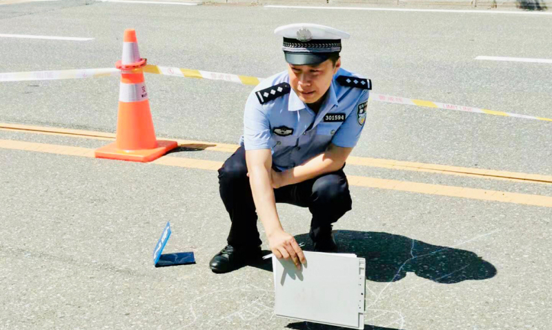 陳瀚對(duì)肇事現(xiàn)場(chǎng)進(jìn)行勘查_(kāi)編輯