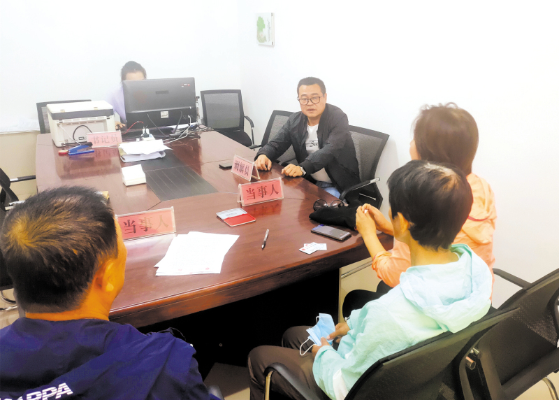 張翼(中)在調(diào)解糾紛