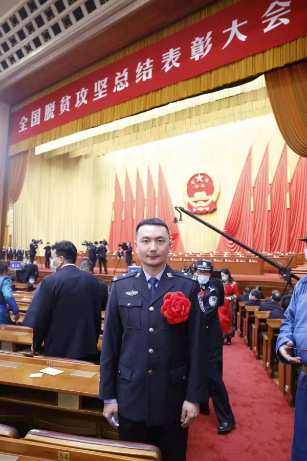 王靖文在全國脫貧攻堅總結(jié)表彰大會現(xiàn)場