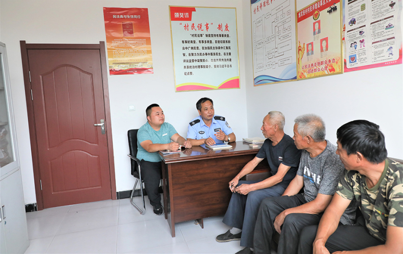 配文2：張志國(guó)（左二）在做調(diào)解工作