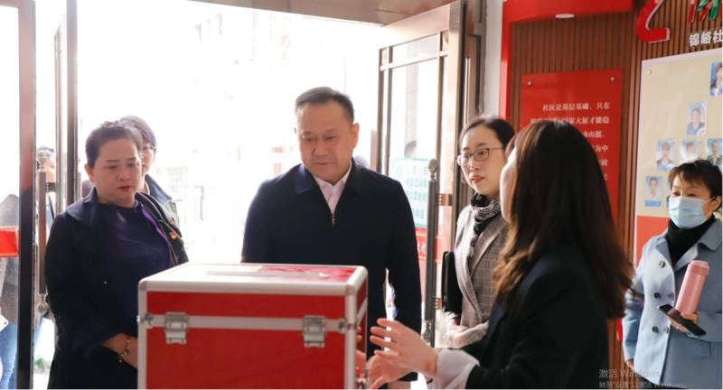 本溪市委常委、政法委書記徐勝(中)到“支部共建、社區(qū)共治”示范點調研