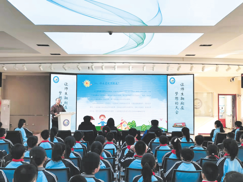 周俊杰律師給同學(xué)們上法治安全教育課  李長生 攝