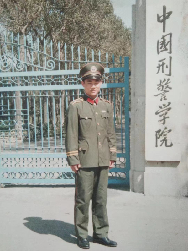 穿上警服，黃國華信心滿滿