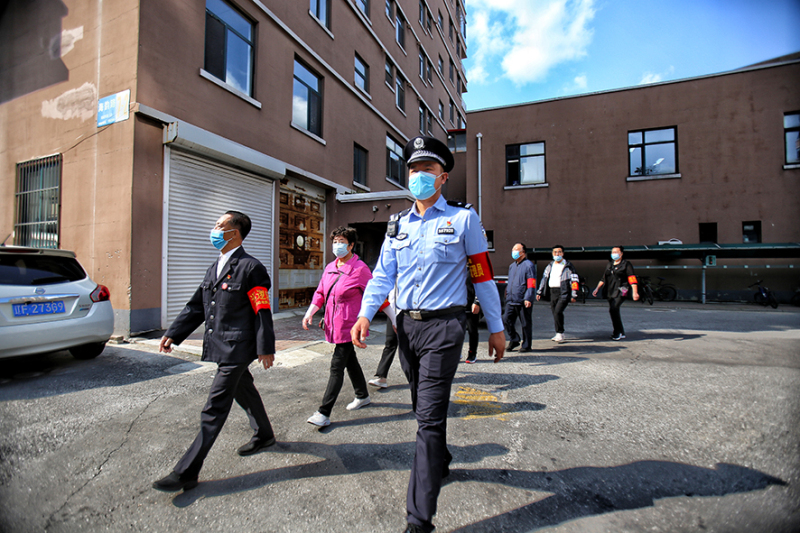 李鵬先后組建了義務(wù)巡邏隊(duì)、商戶聯(lián)盟、治安調(diào)解組等，為社區(qū)營(yíng)造良好的治安環(huán)境。