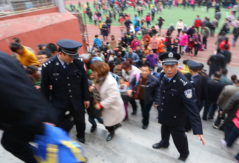 本溪市公安局明山公安分局結(jié)合流動(dòng)警務(wù)設(shè)立護(hù)學(xué)崗。