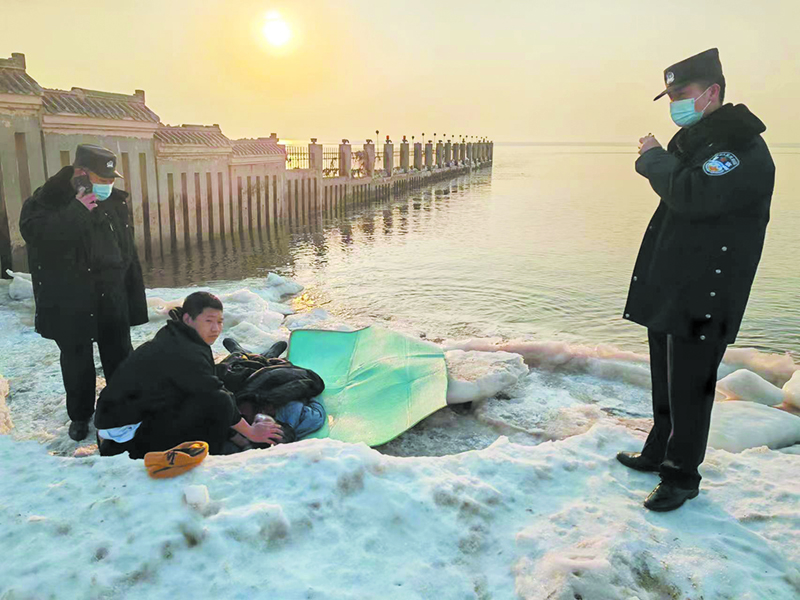 唐玉滿(左二)守護(hù)著溺水者等候救護(hù)車到來。