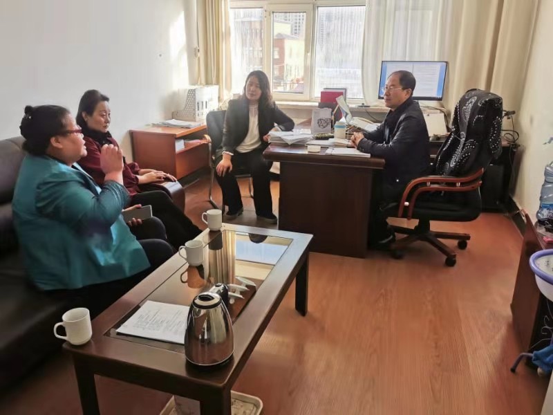 滕啟剛（右）協(xié)調(diào)案件當(dāng)事人