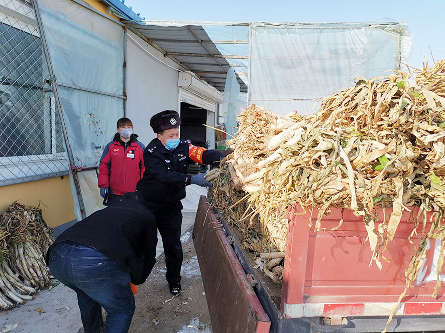 李華瑞幫居民干農(nóng)活