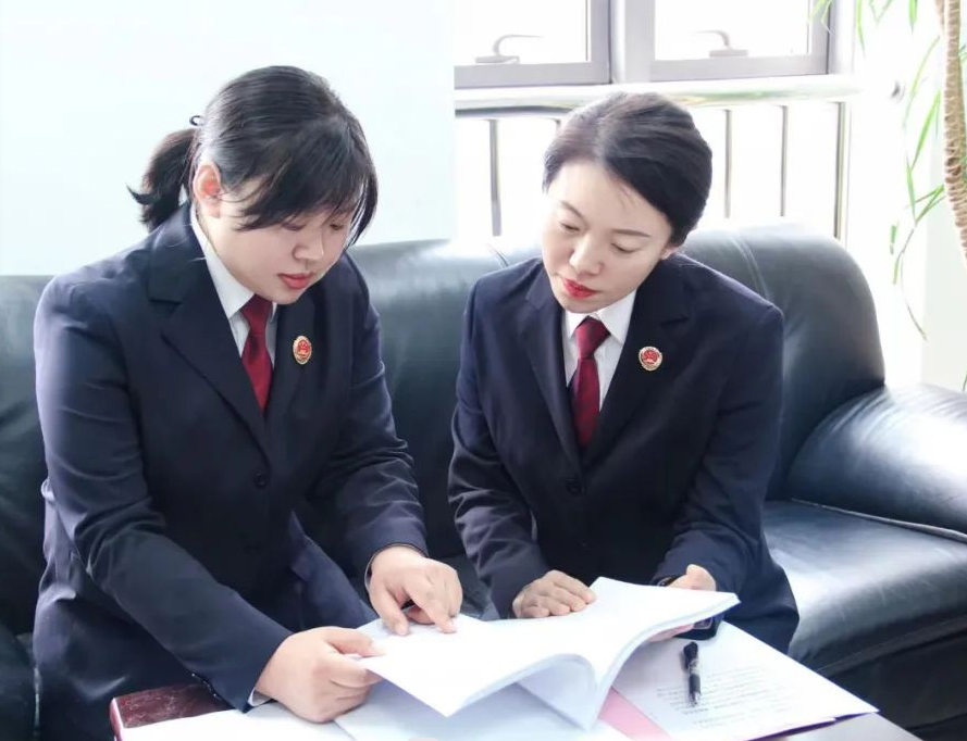 第一個稿配圖,辦案檢察官在研究案情