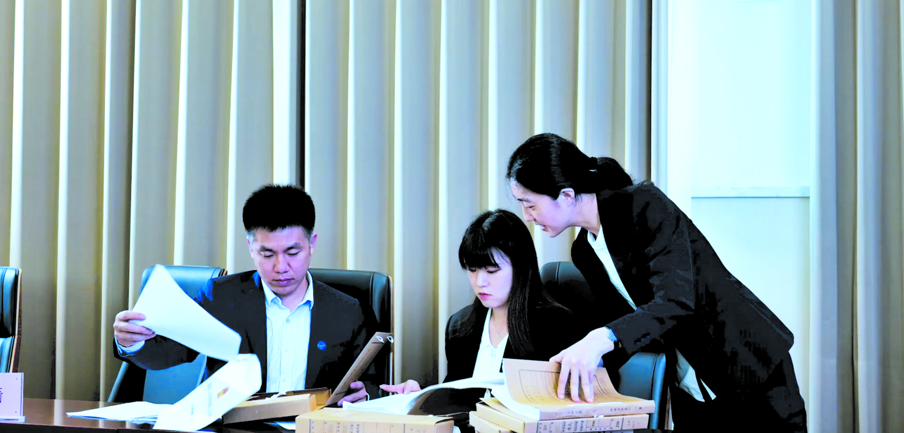 仲裁秘書正在研究案件。副本