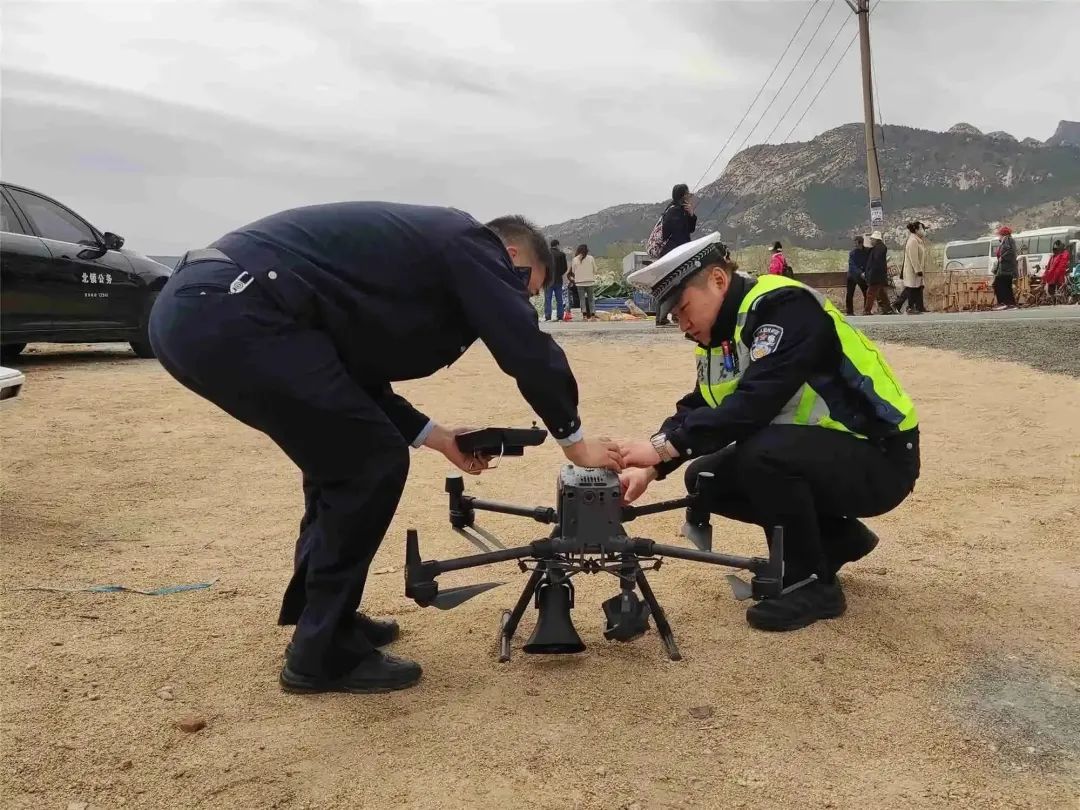 北鎮(zhèn)市公安局交警大隊一臺警用無人機(jī)緩緩升空