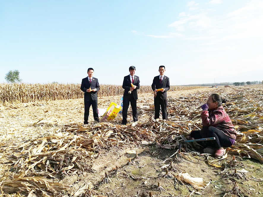 配文2:檢察官田間走訪當(dāng)事人。