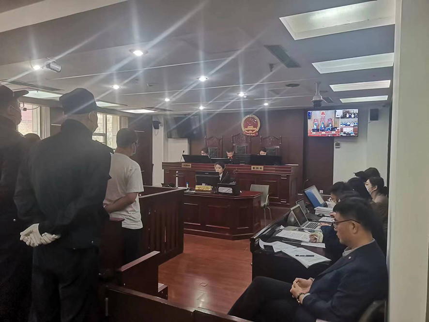 配文1:沈陽市大東區(qū)法院審理刑事案件現(xiàn)場。