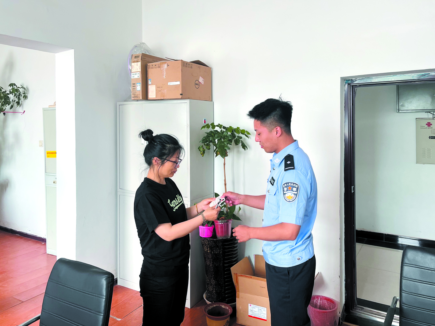 張鈺將居住證送到當事人手中。