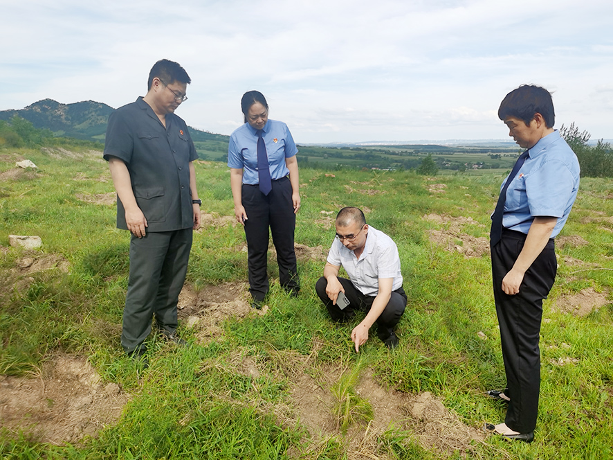 勘查現(xiàn)場。