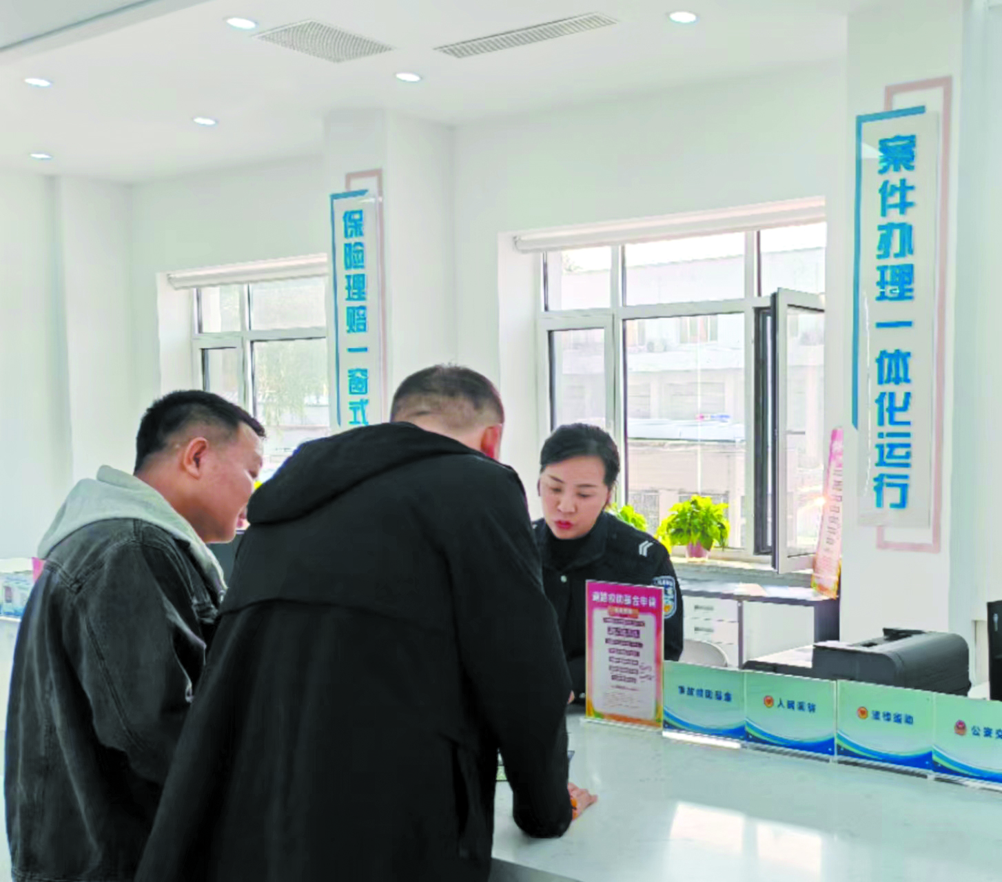 工作人員熱心服務當事人