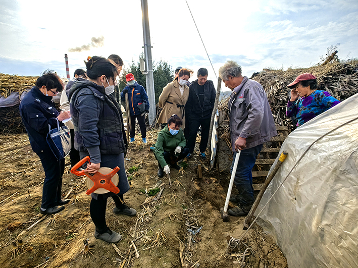 紅透山調(diào)解“團(tuán)隊(duì)”到現(xiàn)場化解糾紛(故事配圖）