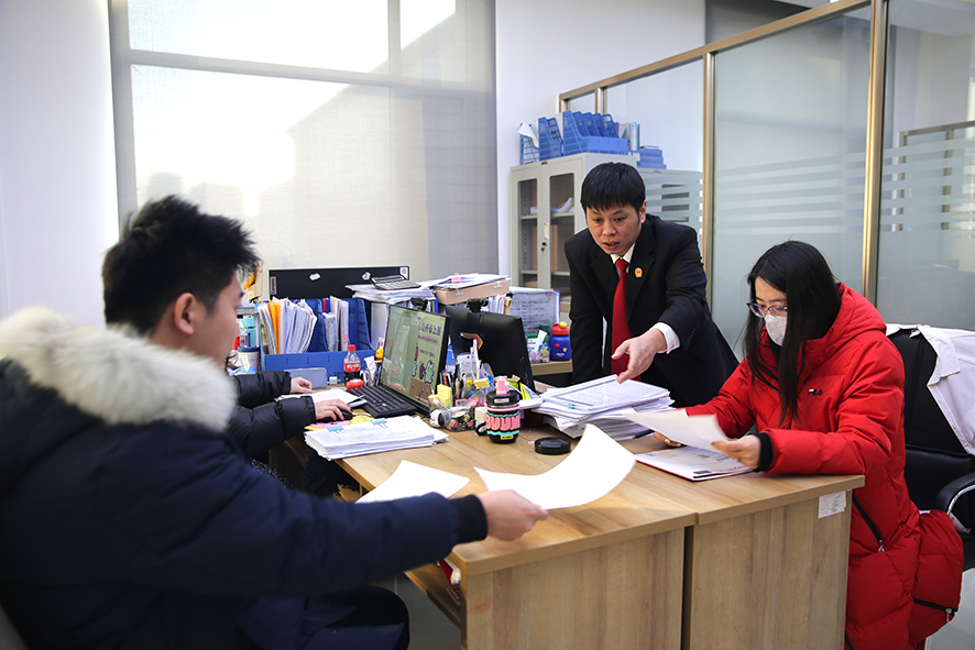 胡盼(右二)組織雙方當(dāng)事人現(xiàn)場簽訂調(diào)解協(xié)議