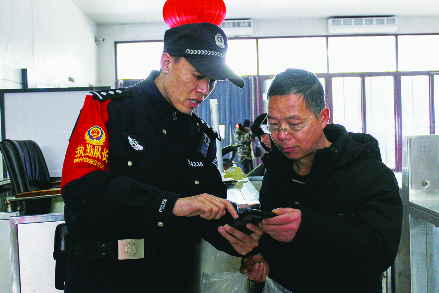 齊明超正在幫旅客查詢車票