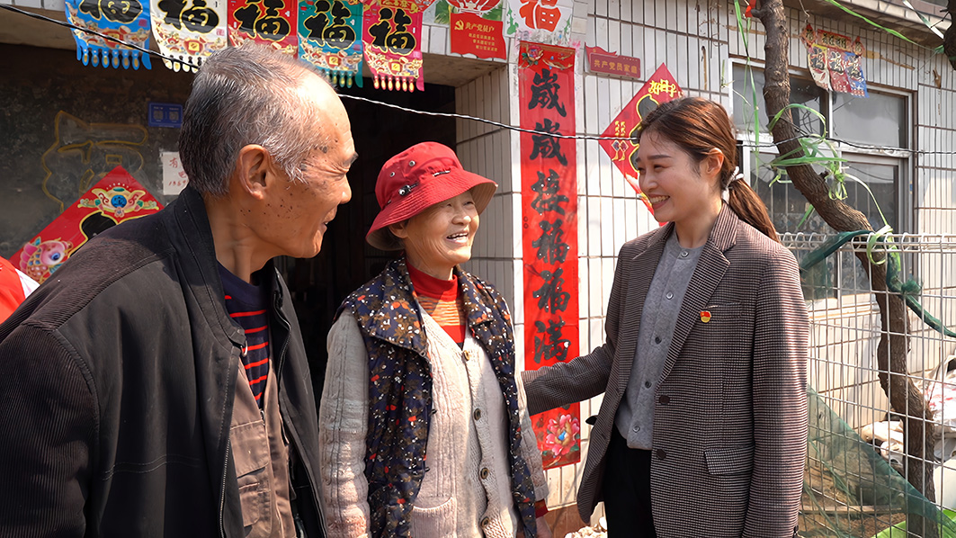 許云晶(右)和村民親如一家