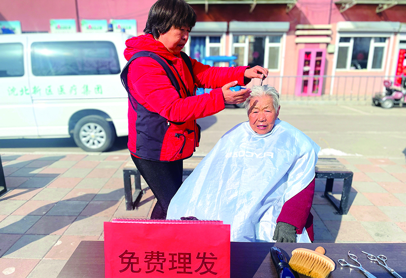 志愿者為老年人免費(fèi)理發(fā)