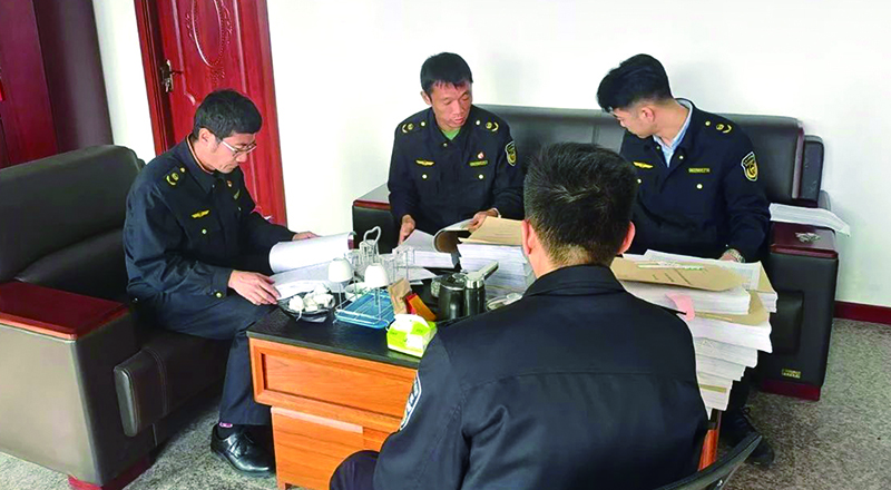 執(zhí)法人員收繳弄虛作假檢測報告