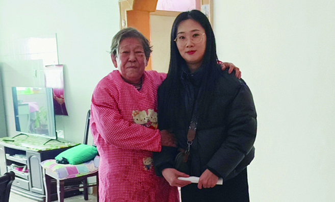 王月（右）走訪慰問獨(dú)居老人