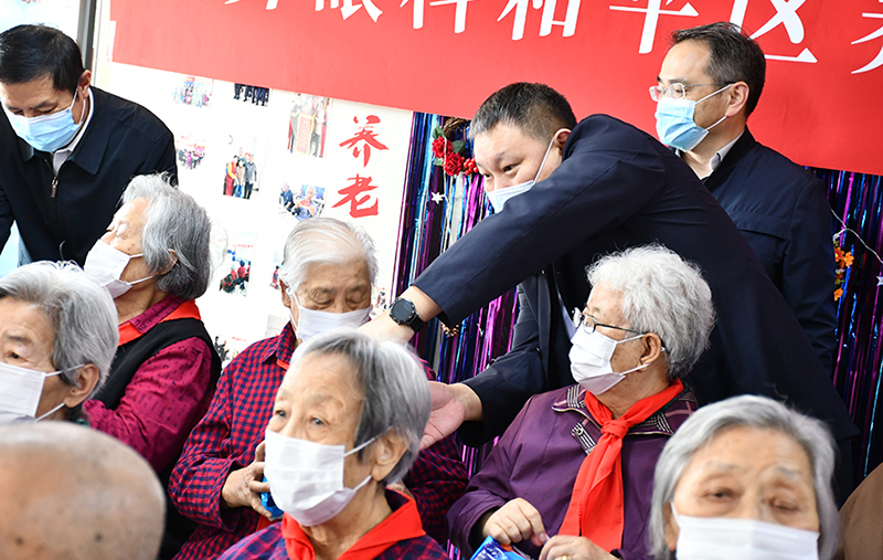 黎春華率隊(duì)到養(yǎng)老院送溫暖