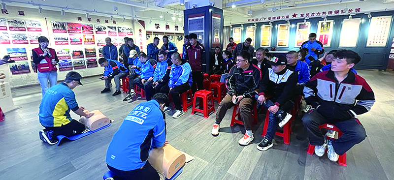 丹東市“江城小哥學(xué)堂”為快遞員、外賣小哥講解演示心肺復(fù)蘇術(shù)