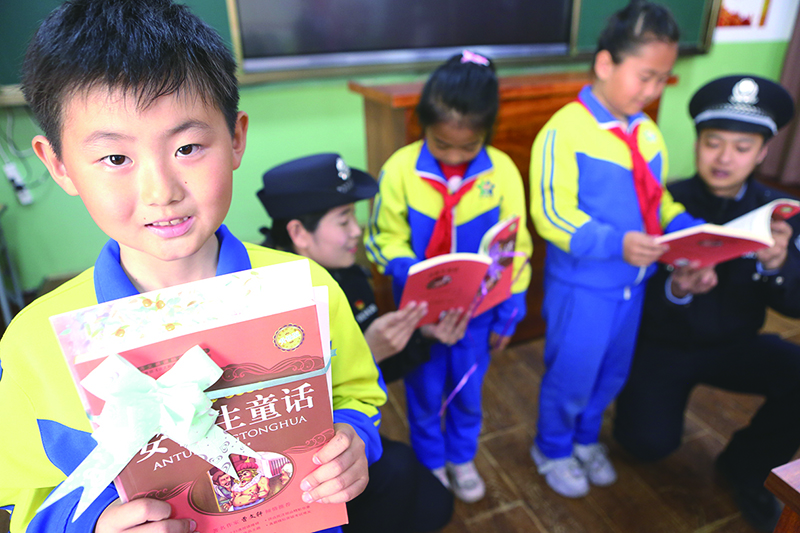 學(xué)雷鋒紀(jì)念日到來之際,本溪市橋北工業(yè)園分局北臺派出所民警本溪市橋北工業(yè)園分局北臺派出所民警走進(jìn)校園開展關(guān)愛留守兒童活動