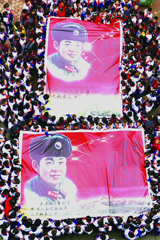 東港市公安局開發(fā)區(qū)派出所民警走進(jìn)東港市碧海小學(xué)組織千余名學(xué)生開展主題為“學(xué)雷鋒、從我做起” 教育活動