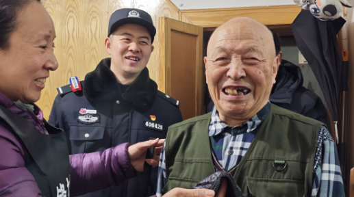 理過發(fā)的董鐵良老人喜笑顏開