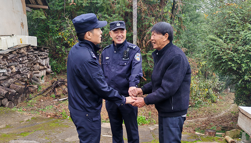 安志(左一)和楊益慰問轄區(qū)孤寡老人。