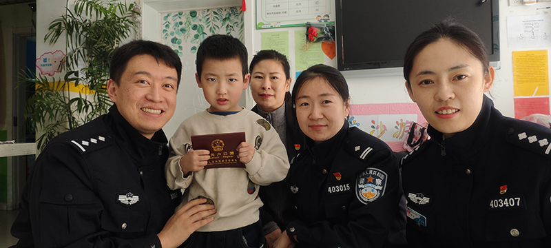 小佳琪的戶口辦下來了,曹睿(左一)和同事都很激動(dòng)