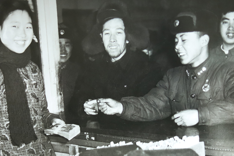 1950年,在梁金英(左一)的見證下,雷鋒(右二)向和平公社捐款100元現(xiàn)金